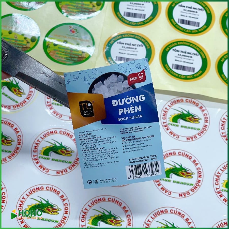 In tem nhãn đường phèn decal giấy cán màng bóng dán trên bao bì thực phẩm sạch tại xưởng Hono