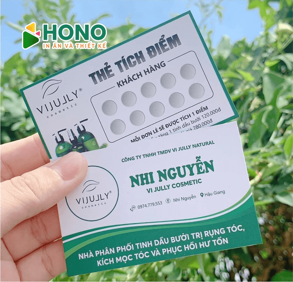 In card visit điểm Vi Jully Cosmetic bằng giấy C300 cán mờ giúp giữ độ bền màu khi sử dụng hàng ngày