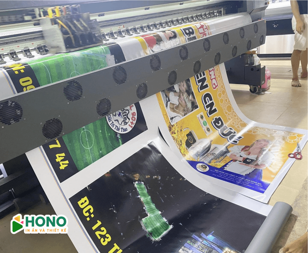 Máy in phun khổ lớn tại Hono đang sản xuất bạt hiflex quảng cáo chất lượng cao cho sự kiện