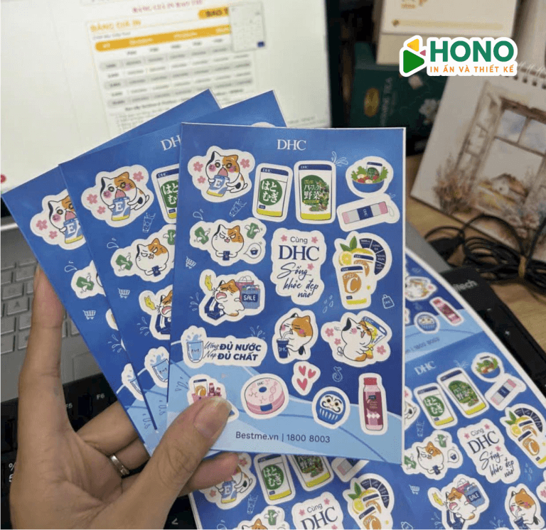 In sticker dán DHC dạng tấm chất liệu decal nhựa chống thấm nước dùng trang trí quà tặng khách hàng