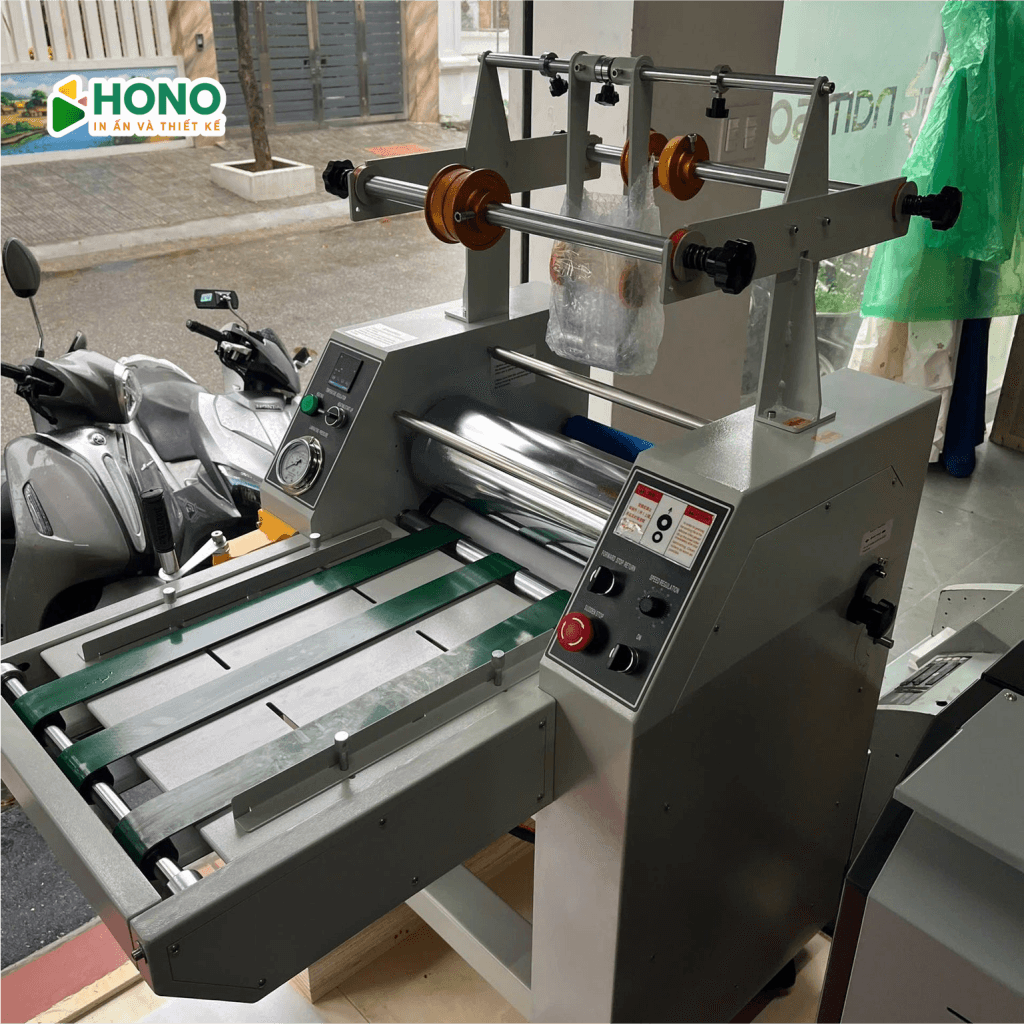 Máy cán màng nhiệt công nghiệp tại xưởng in Hono giúp bảo vệ bề mặt danh thiếp và menu