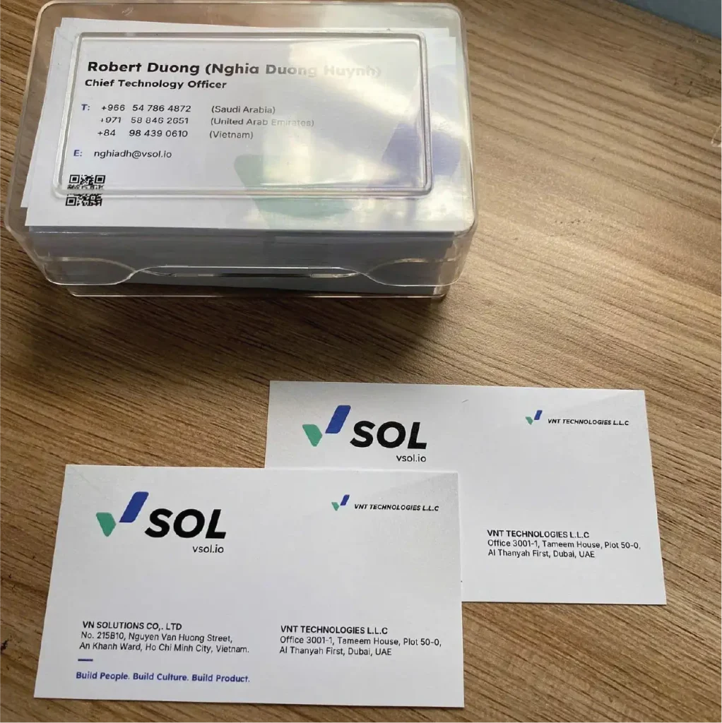 In danh thiếp chuyên gia công nghệ giấy Bristol trắng tối giản đựng trong hộp nhựa cứng bảo quản