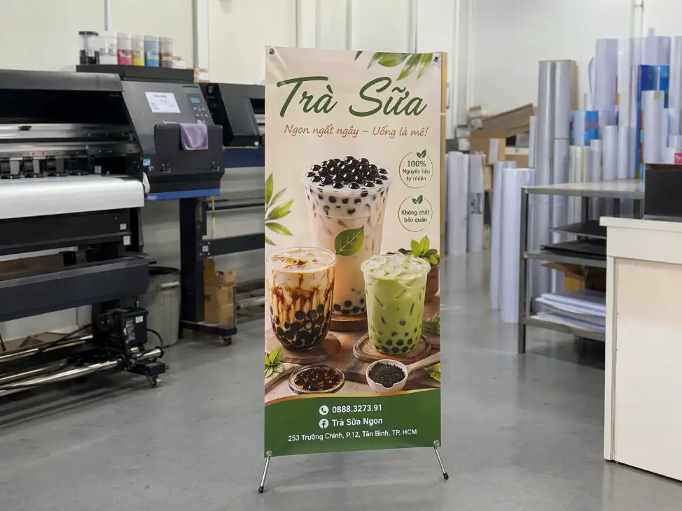 In standee HCM quảng cáo trà sữa in PP sắc nét lắp trên khung chữ X