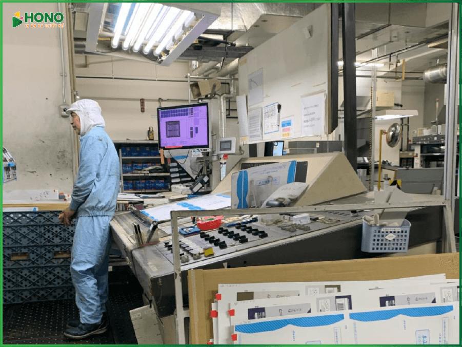 Nhân viên vận hành máy in offset hiện đại tại xưởng để đảm bảo chất lượng bài in sắc nét