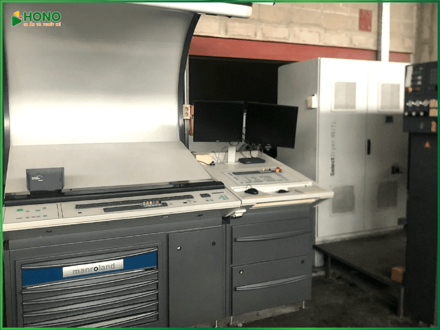 Bàn điều khiển và màn hình máy in Manroland tại xưởng, kiểm soát chính xác màu sắc bài in