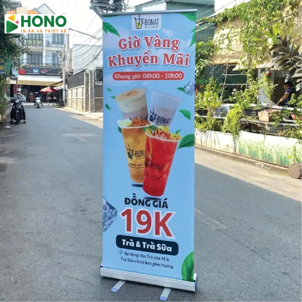 Standee chân cuốn nhôm in bạt PP quảng cáo nước giải khát đặt tại vỉa hè quán trà sữa