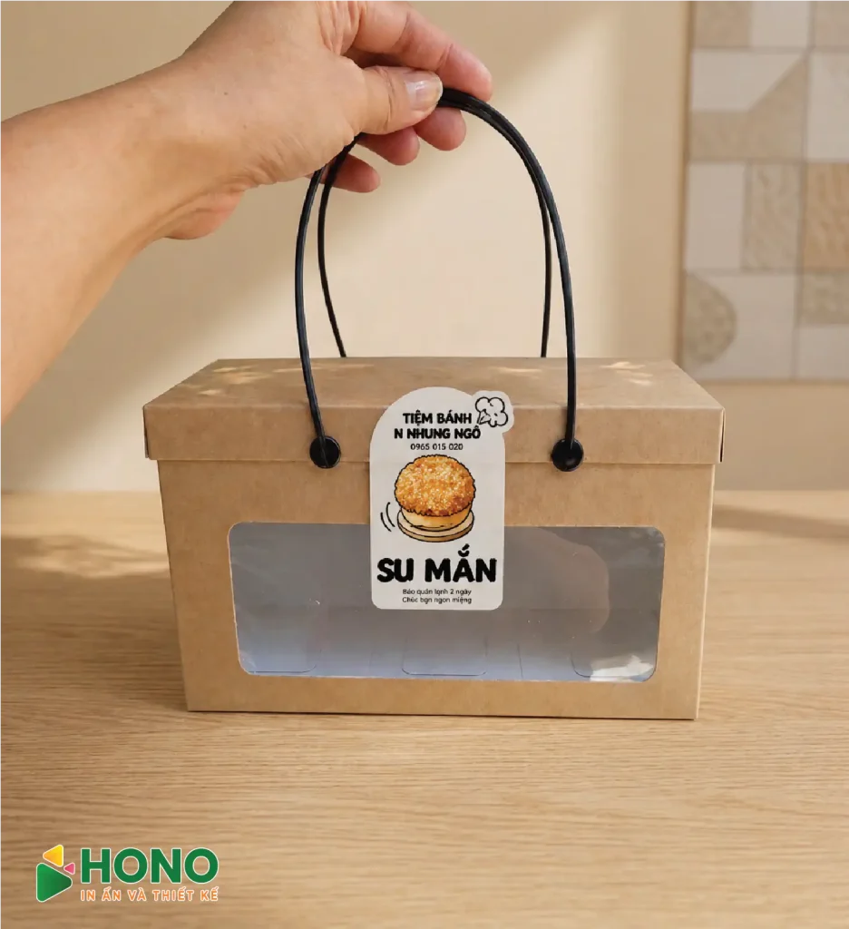 In tem bánh su mặn decal sữa cán màng bảo vệ đang được bóc để dán bao bì thực phẩm sạch