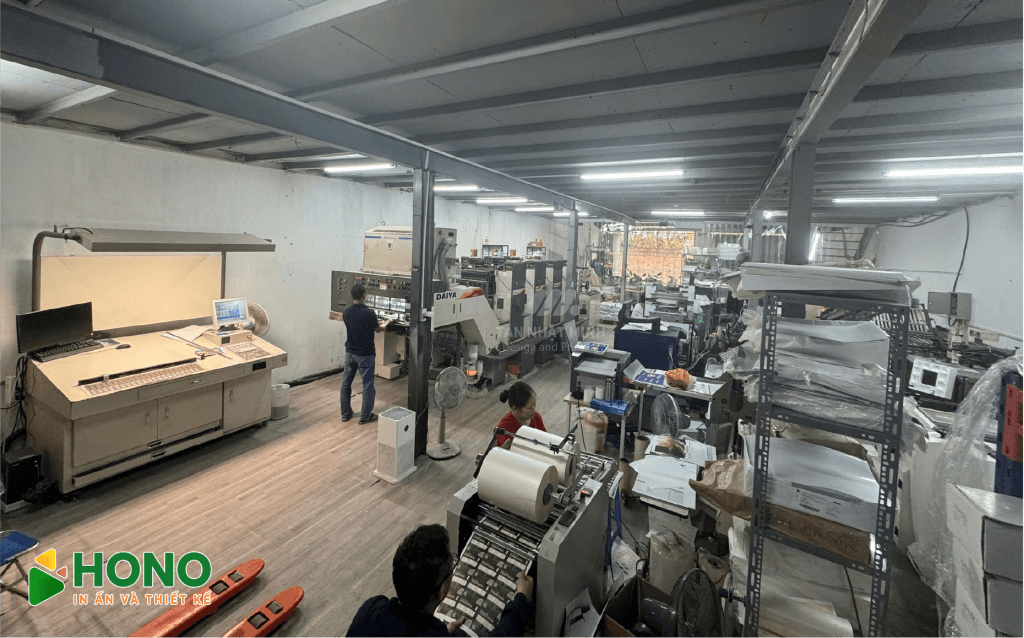 Xưởng in tem nhãn quy mô công nghiệp với máy Daiya hiện đại đang vận hành sản xuất tại HCM