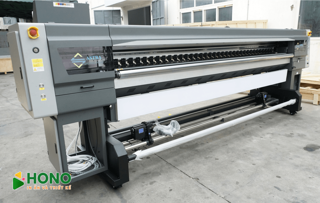 Xưởng in tem sử dụng máy in kỹ thuật số Astra khổ lớn giúp bản in sắc nét trên mọi loại decal cuộn